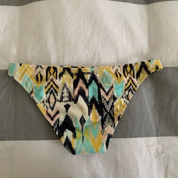 🤩MAKE OFFERS🤩 BILLABONG bikini bottoms!! - Picture 2 of 5